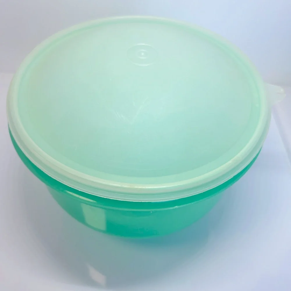 Vintage 1980’s Classic Green Durable Lettuce Bowl with Tight Lid for Freshness.